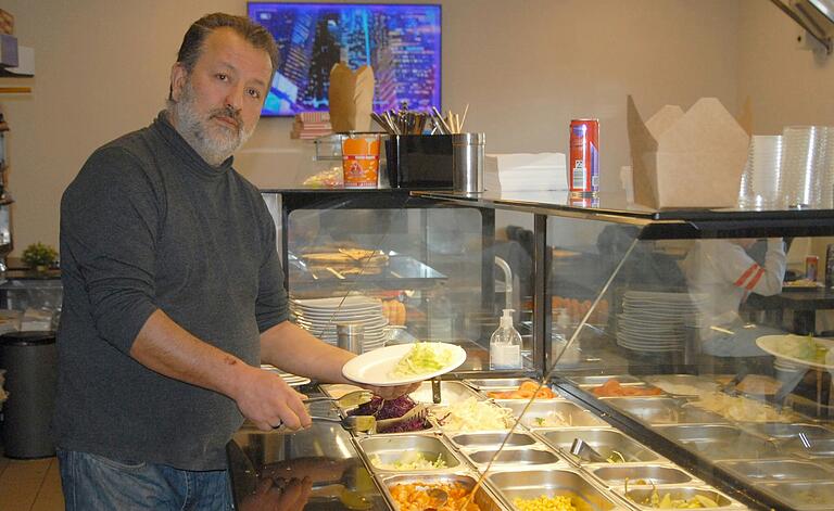 Bulut Önder ist in Marktsteft aufgewachsen, betrieb 16 Jahre ein Grillhaus in Kitzingen und ist jetzt zurück, um die Marktstefter zu bekochen. Bulut Önder ist in Marktsteft aufgewachsen, betrieb 16 Jahre ein Grillhaus in Kitzingen und ist jetzt zurück, um die Marktstefter zu bekochen.