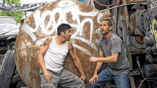 Zwei mit einem Ziel: Paul Walker und David Belle jagen in &bdquo;Brick Mansions&ldquo; einen Drogenboss.