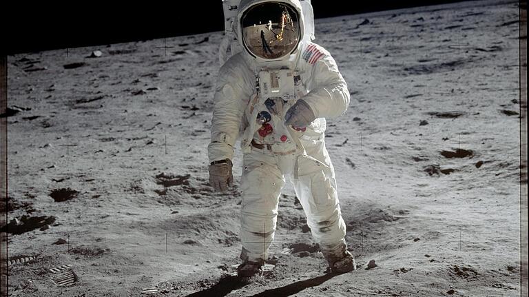 Legenär: 'Buzz' Aldrin steht am 21.Juli mitteleuropäischer Zeit auf der Mondoberfläche. Legenär: 'Buzz' Aldrin steht am 21.Juli mitteleuropäischer Zeit auf der Mondoberfläche. 