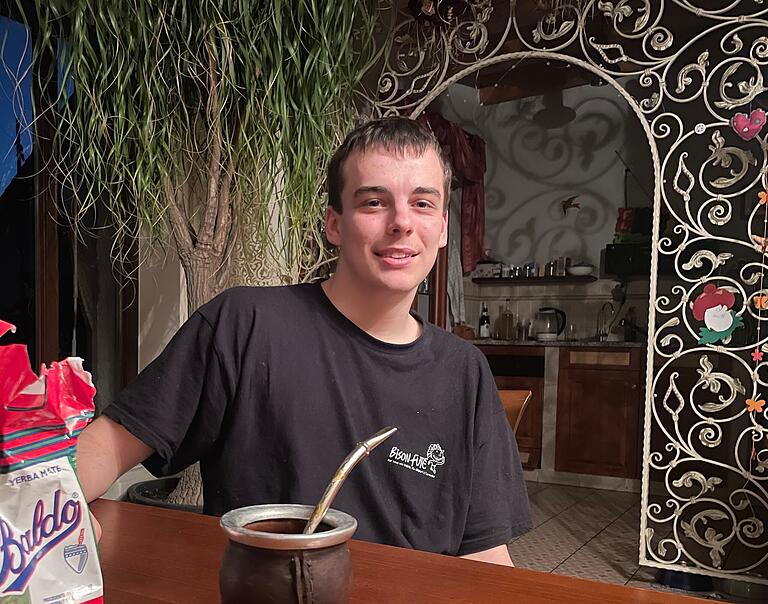 Wieder zuhause trinkt Ferdinand immer noch den Mate-Tee aus Uruguay und erzählt gerne von seiner Zeit in dem Land. Wieder zuhause trinkt Ferdinand immer noch den Mate-Tee aus Uruguay und erzählt gerne von seiner Zeit in dem Land.