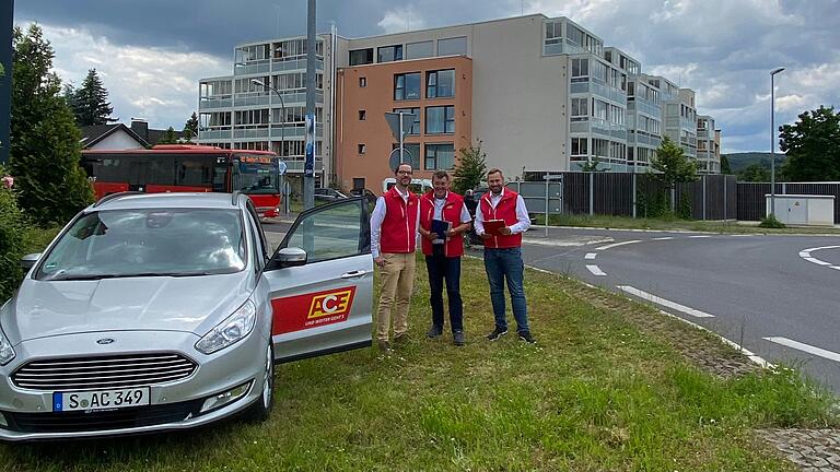 Am Kreisverkehr in der Boldeschwingh-Straße in Karlstadt überprüften Mitarbeiter der ACE Main-Spessart das Blinkverhalten der Verkehrsteilnehmer (von links):  Sascha Rehberg, Harald Schneider und Matthias Penkala.