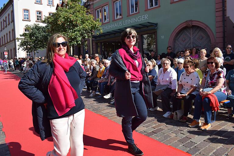 Zwei Models präsentieren Herbstkleidung von Cecil. Zwei Models präsentieren Herbstkleidung von Cecil.
