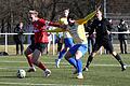 Stürmer Dominik Popp (links) konnte sich, wie in diesem Duell Fritz Rußmann, nicht entscheidend in Szene setzen und verlor am Ende mit der FT Schweinfurt gegen Hain mit 0:1.