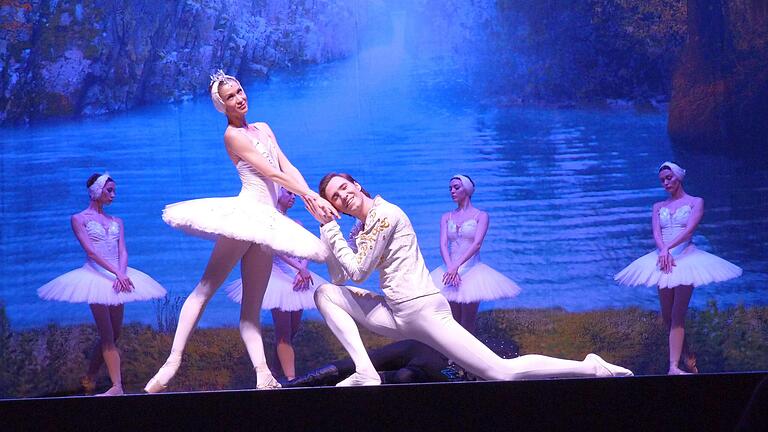 „Weißer-Schwan-Pas-de-Deux“ in der Stadthalle: Die Solisten Ekaterina Bortiakova (Odette/Odile) und
Alexander Tarasov (Prinz Siegfried).