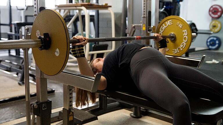 Zum Equipped Powerlifting, das nicht dauerhaft mit Wettkampfzubehör wie Hemden oder Anzügen trainiert wird, gehört das Bankdrücken.