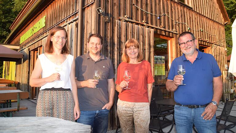 Das Weinparadies Franken erfreut sich großer Beliebtheit: Darüber freuen sich (von links) Kerstin Kloha, Markus Scherer, Ingrid Reifenscheid-Eckert und Helmut Scherer. Das Weinparadies Franken erfreut sich großer Beliebtheit: Darüber freuen sich (von links) Kerstin Kloha, Markus Scherer, Ingrid Reifenscheid-Eckert und Helmut Scherer.