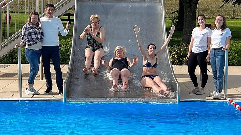 Das Baldersheimer Schwimmbad ist offen (von links): vorne Mihaela und Marian Popescu, Lioba Kinzinger, Gertraud Rappert, Corinna Kreiselmeier, Helena Adam, Patricia Wagenphahl. Das Baldersheimer Schwimmbad ist offen (von links): vorne Mihaela und Marian Popescu, Lioba Kinzinger, Gertraud Rappert, Corinna Kreiselmeier, Helena Adam, Patricia Wagenphahl.