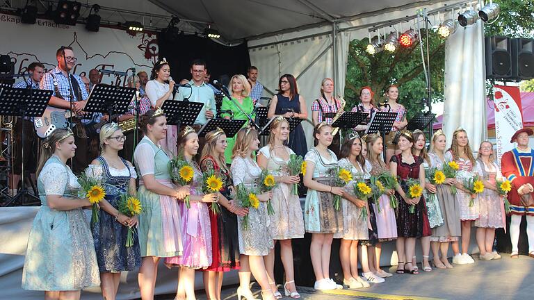 Die Großlangheimer Weinprinzessin Sandra Helmer, Benjamin Baumann, Vorsitzender der Weinfestgemeinschaft, Landrätin Tamara Bischof und MdL Barbara Becker, eröffneten das Großlangheimer Weinfest 'Wein/See/Lig', eskortiert von den Weinhoheiten.