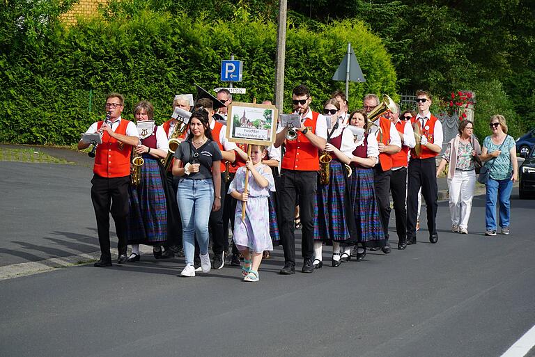 Die Fuchsstadter Musikanten beim Sternmarsch durch das Dorf zur Halle