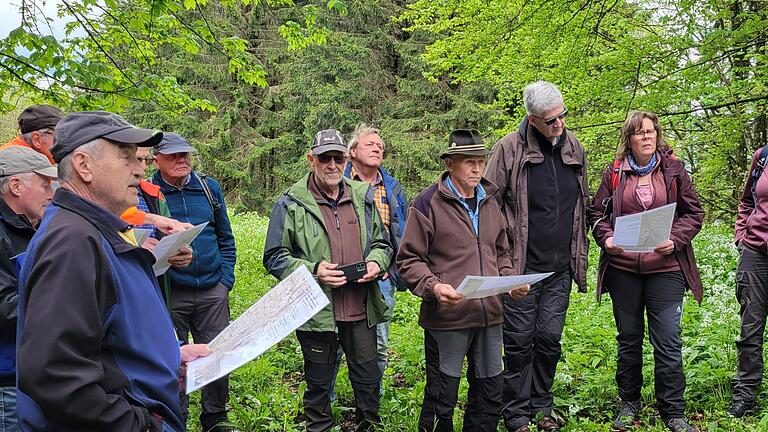 Den fast vergessenen, ursprünglichen Grenzverlauf zwischen Wildflecken und Oberweißenbrunn spürte eine kleine Gruppe rund um die Feldgeschworenen aus den beiden Gemeinden auf.       -  Den fast vergessenen, ursprünglichen Grenzverlauf zwischen Wildflecken und Oberweißenbrunn spürte eine kleine Gruppe rund um die Feldgeschworenen aus den beiden Gemeinden auf.