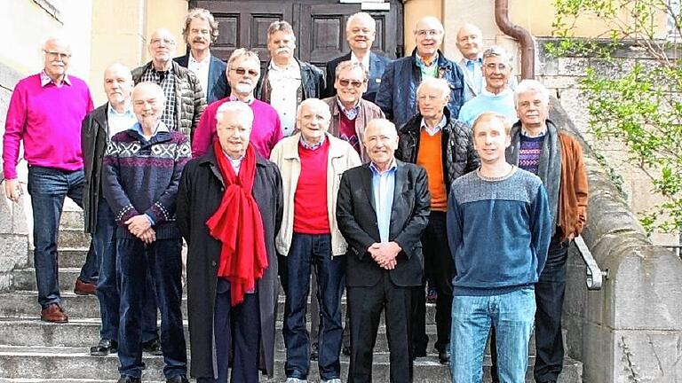 Vor 50 Jahren haben sie am Siebold-Gymnasium Abitur gemacht. Jetzt trafen sich die Ehemaligen zum ersten Mal wieder. Vor 50 Jahren haben sie am Siebold-Gymnasium Abitur gemacht. Jetzt trafen sich die Ehemaligen zum ersten Mal wieder.