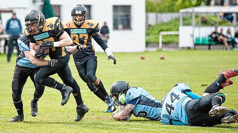 Lennart Schröder von den Würzburg Panthers mit dem Ball auf dem Weg zum Touchdown.