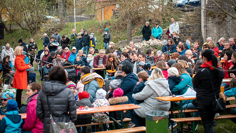 Die Landrätin spricht ihre Grußworte an der ersten Station des Mainbernheimer „Bärlesweges“, dem Kinder-Kneipp-Becken zu den ersten Testläufern.