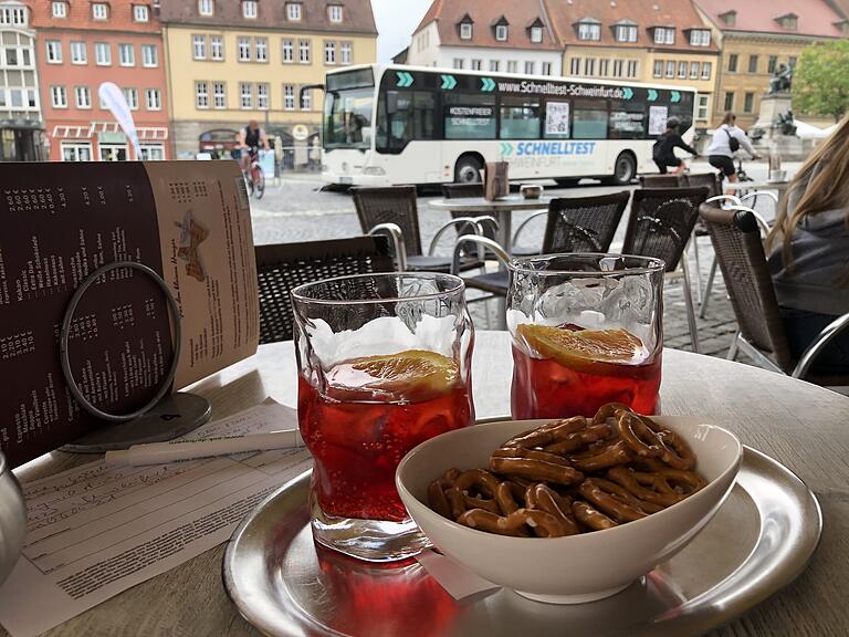 Das war lange nicht möglich: Sich in ein Café setzen und etwas trinken.