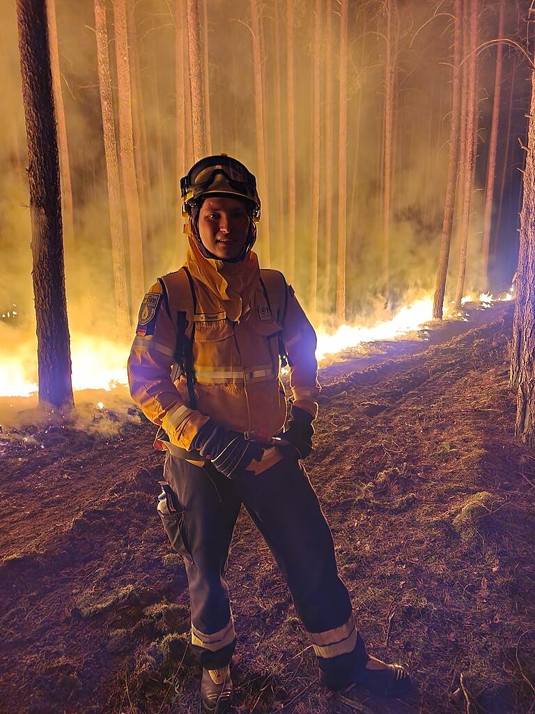 Der Prichsenstädter Feuerwehrler Maximilian Freund beim Einsatz in Brandenburg auf dem angelegten Wundstreifen, an der Grenze zum Feuer.