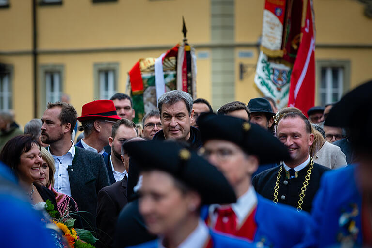 Bad in der Menge: Minsterpräsident Markus Söder beim Erntedankumzug in Grafenrheinfeld.