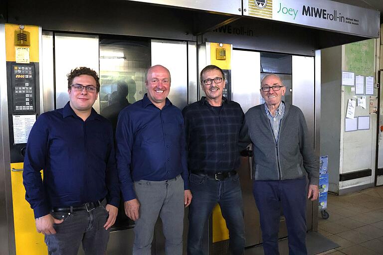 Drei Generationen Bäckermeister Oppel verabschiedeten Dieter Keller (2. von rechts) offiziell in den Ruhestand: Senior Bruno (rechts), Enkel Simon (link) und sein Vater Michael Oppel. Drei Generationen Bäckermeister Oppel verabschiedeten Dieter Keller (2. von rechts) offiziell in den Ruhestand: Senior Bruno (rechts), Enkel Simon (link) und sein Vater Michael Oppel. 
