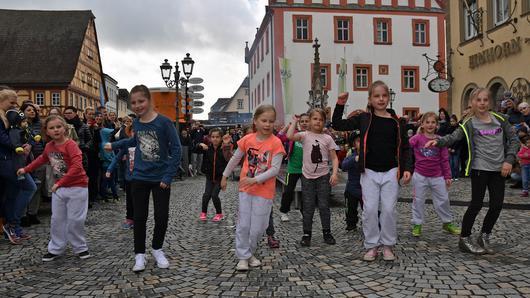 Bis das Stadtmarketingkonzept der Kreisstadt umgesetzt und ein Stadtmanager angestellt ist, übernimmt der Aktionskreis Haßfurt Aktiv auch weiterhin die Organisation verschiedener Märkte (im Bild der Frühjahrsmarkt 2016) und des Musik- und Kunstfestivals mit langer Einkaufsnacht.