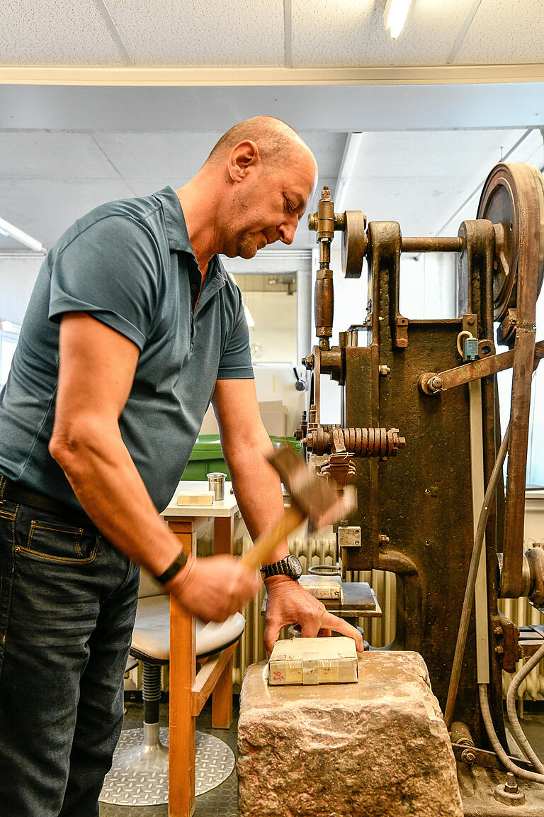 Goldschlägermeister Werner Auer ist einer der Letzten, die das alte Handwerk beherrschen.