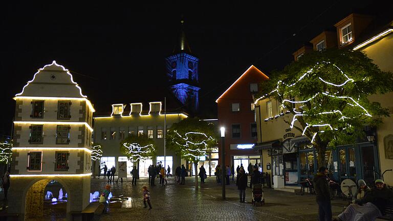 Der Adventskalender und eine prächtig illuminierte Stadtpfarrkirche zogen die Besucher auf den Marktplatz.