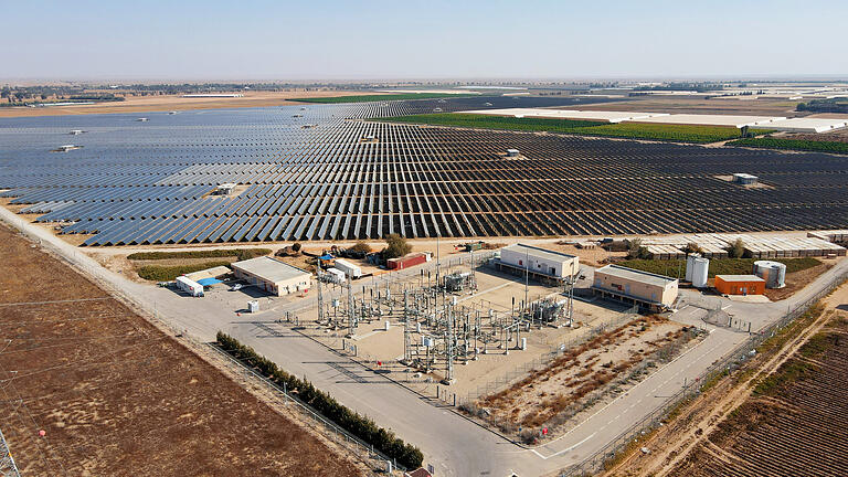 Der Solarpark Halutziot wird eines der ersten Hybridprojekte, das in Israel Photovoltaik und Batteriespeicher kombiniert.