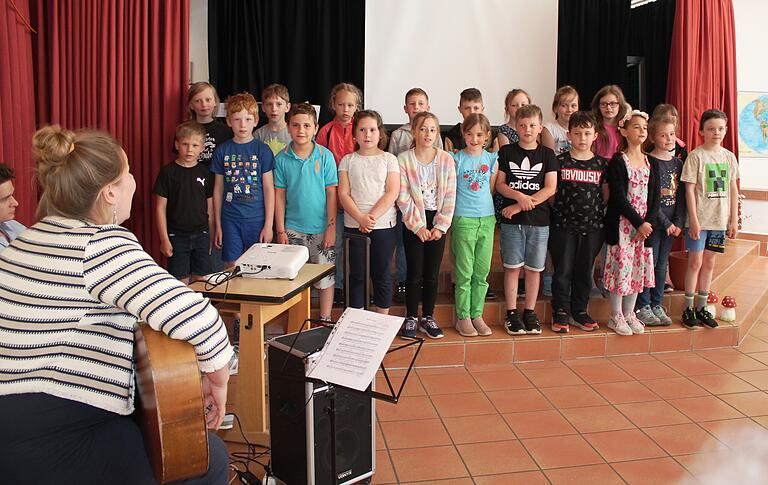 Amelie Binzenhöfer (Gitarre) und ihre zweite Klasse begrüßten die zahlreichen Gäste mit dem Lied 'Hand in Hand'.