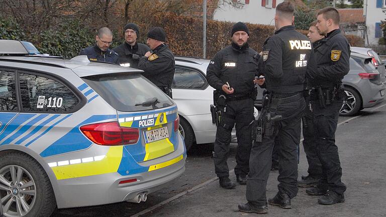 Die Polizei war rasch mit einem Dutzend Beamte in Obernbreit am überfallenen Lebensmittelmarkt. Die Polizei war rasch mit einem Dutzend Beamte in Obernbreit am überfallenen Lebensmittelmarkt.