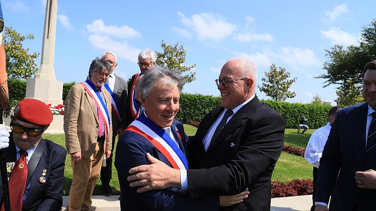 Nach der Kranzniederlegung auf dem britischen Soldatenfriedhof in Douvres: Bürgermeister Thierry Lefort (li) und der Oerlenbacher Komitee-Vorsitzende Manfred Reuß. Nach der Kranzniederlegung auf dem britischen Soldatenfriedhof in Douvres: Bürgermeister Thierry Lefort (li) und der Oerlenbacher Komitee-Vorsitzende Manfred Reuß.