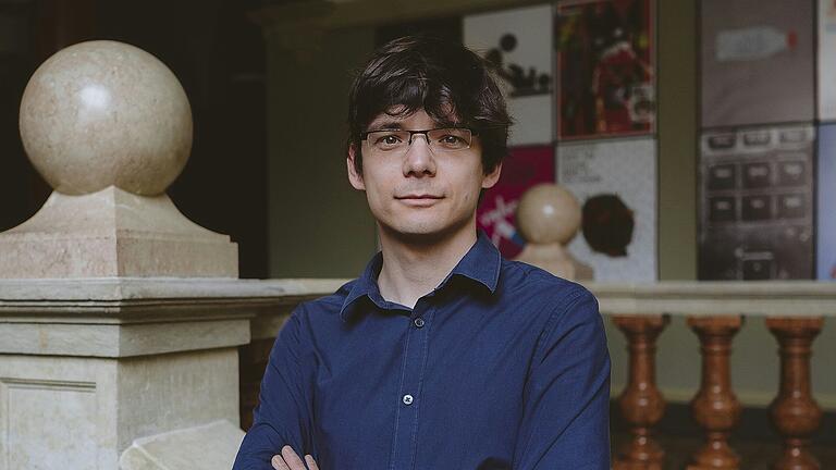 Filip Presseisen improvisiert an der Orgel zu einem Stummfilmklassiker.