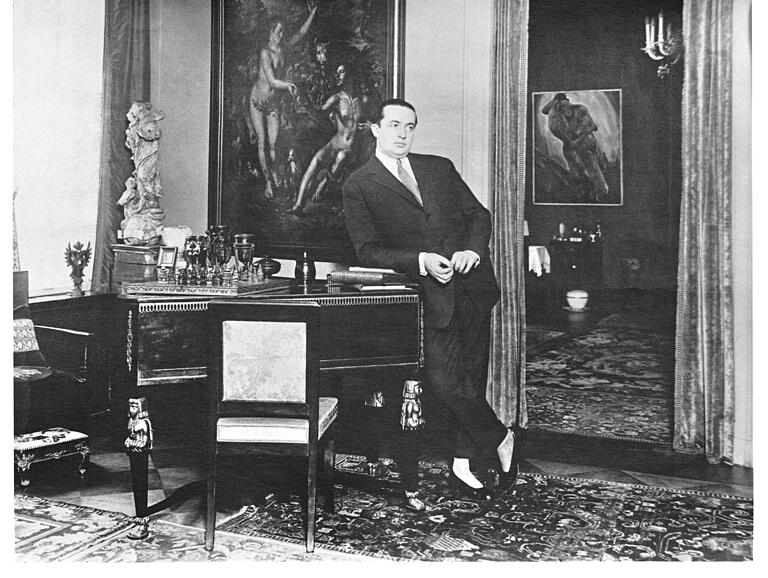 Wolfgang Gurlitt im Arbeitszimmer seiner Galerie in der Potsdamer Straße, Berlin, um 1925. Das Foto ist Teil der  Ausstellung 'Wolfgang Gurlitt. Zauberprinz' im Lentos Kunstmuseum Linz.