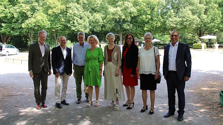 Ehrenbäste beim Schwanbergtag: Jesko Graf zu Dohna, 2.Bürgermeister Rödelsee Bernd Lussert, Aufsichtsratsvorsitzender GZS Wolfgang Graf zu Castell-Castell, Landrätin Tamara Bischof, Priorin Sr. Ursula Buske, Landtagsabgeordnete und Synodale Barbara Becker, Schwanbergpfarrerin und Theol.-Päd. Vorstand GZS Maria Reichel und der Geschäftsführende Vorstand GZS Friedemann Stöckle.