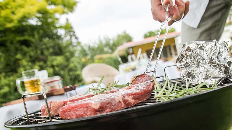 Nachhaltiger Grillen.jpeg       -  In der warmen Saison grillen die meisten Menschen gerne - oft auch wegen des typischen Holzkohle-Geruchs.