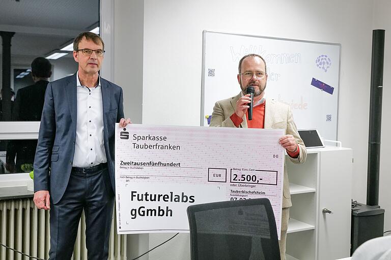 Peter Vogel, Vorsitzender des Vorstands bei der Sparkasse Tauberfranke, übergab eine Spende an die Futurelabs gGmbH. Peter Vogel, Vorsitzender des Vorstands bei der Sparkasse Tauberfranke, übergab eine Spende an die Futurelabs gGmbH.