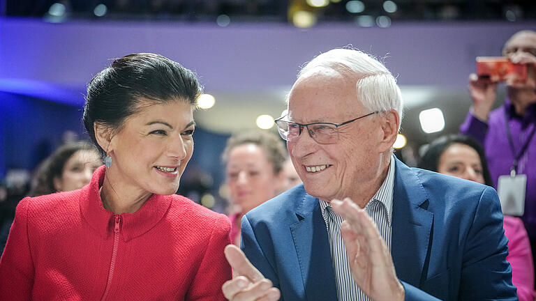 Gründungsparteitag der neuen Wagenknecht-Partei.jpeg       -  Parteichefin Sahra Wagenknecht und Oskar Lafontaine beim Gründungsparteitag der neuen Wagenknecht-Partei, das 'Bündnis Sahra Wagenknecht' (BSW) im Januar 2024. Gut eine halbes Jahr später kann die Partei erste Erfolge feiern.