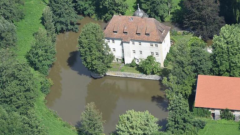 Umgeben von Wasser liegt das Schloss am Rand von Kleinbardorf.