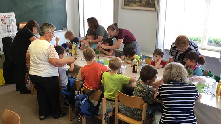 Hoch konzentriert sind die Hortkinder der Grundschule Poppenlauer. Sie lernen von den Strick- und Häkeldamen die Handarbeiten kennen. Foto: Winfried Streit       -  Hoch konzentriert sind die Hortkinder der Grundschule Poppenlauer. Sie lernen von den Strick- und Häkeldamen die Handarbeiten kennen. Foto: Winfried Streit