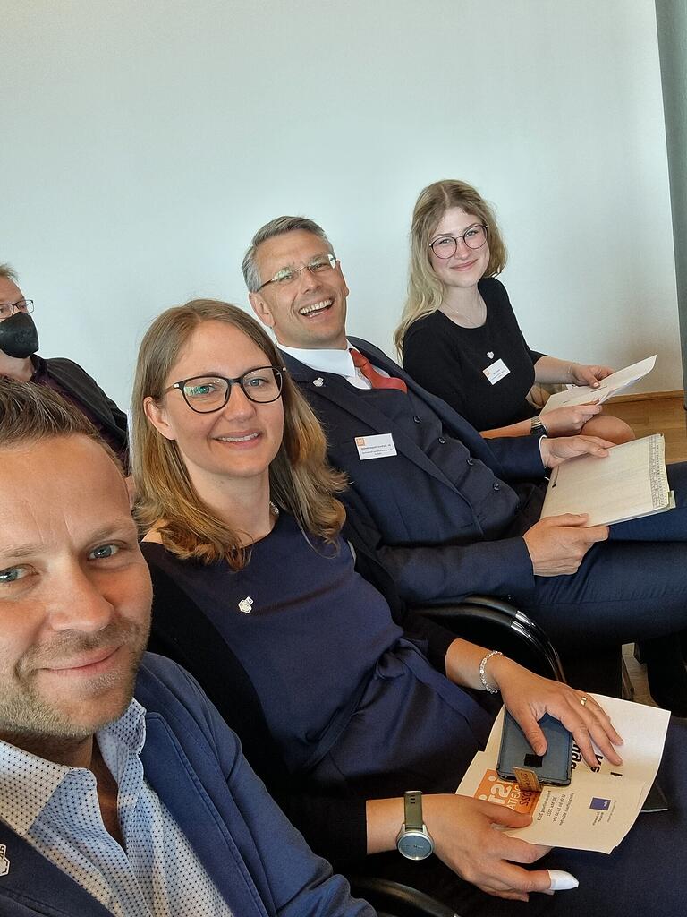 Bei der Preisverleihung zeigten sich (von links)&nbsp; Benjamin Krumpholz (stellv. Arbeitskreisleiter), Anke Männer (erweiterte Schulleitung), Dr. Hartmut Hopperdietzel (Direktor) und Hanna Vogt (1. Schülersprecherin) gut gelaunt.