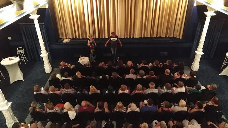 Nicht nur im blauen Saal, sondern auch im roten sowie im Foyer warten an Dreikönig Überraschungen auf die Besucher des Kitzinger Roxy-Kinos. Nicht nur im blauen Saal, sondern auch im roten sowie im Foyer warten an Dreikönig Überraschungen auf die Besucher des Kitzinger Roxy-Kinos.
