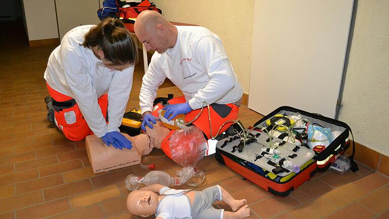 Sebastian Dürrnagel präsentiert ein Erwachsenenmodell und eine Kinderpuppe zur Reanimation.