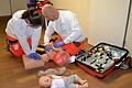 Sebastian Dürrnagel präsentiert ein Erwachsenenmodell und eine Kinderpuppe zur Reanimation.