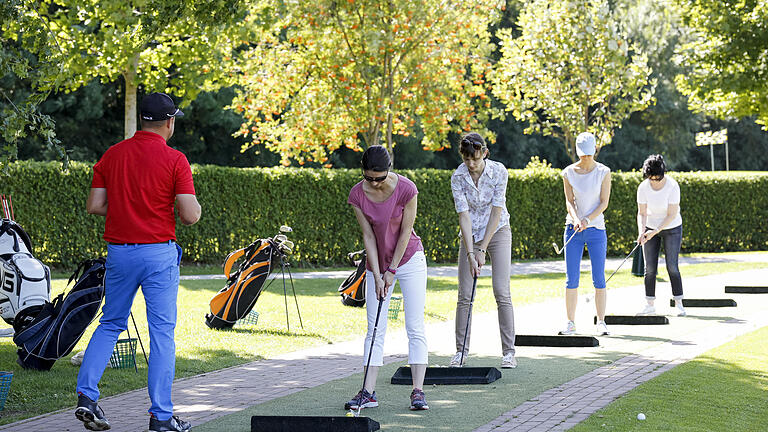 Auf der Driving Range, der Übungswiese, versuchen die Neulinge, den optimalen Schwung zu finden - so wie Golftrainer Thomas Bohnet es zuvor gezeigt hat. Auf der Driving Range, der Übungswiese, versuchen die Neulinge, den optimalen Schwung zu finden - so wie Golftrainer Thomas Bohnet es zuvor gezeigt hat.