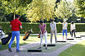 Auf der Driving Range, der Übungswiese, versuchen die Neulinge, den optimalen Schwung zu finden - so wie Golftrainer Thomas Bohnet es zuvor gezeigt hat.