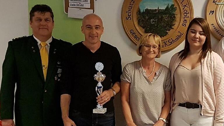 Schützenmeister Heinrich Strobl (von links) zeigt sich mit dem neuen Bürgerkönig Roland Hügelschäfer, TSV-Scheibengewinnerin Monika Hartmann und Stadtkönigin Samarah Ott. Schützenmeister Heinrich Strobl (von links) zeigt sich mit dem neuen Bürgerkönig Roland Hügelschäfer, TSV-Scheibengewinnerin Monika Hartmann und Stadtkönigin Samarah Ott.