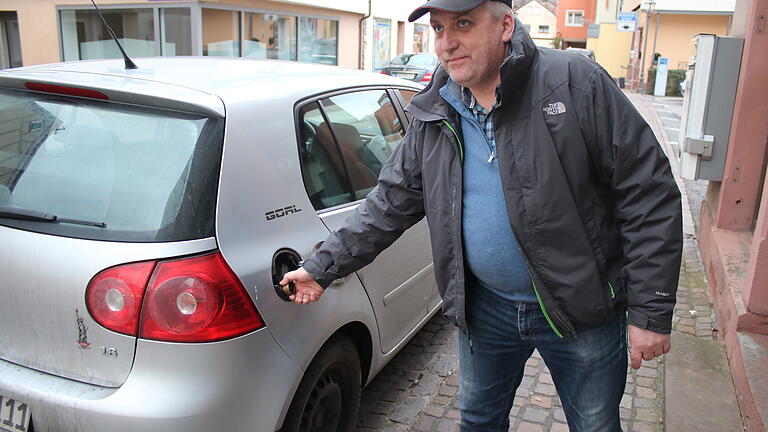 Fährt mit LPG: Hubert Freitag am Tankstutzen seines Autogas-Golfs. Fährt mit LPG: Hubert Freitag am Tankstutzen seines Autogas-Golfs. 