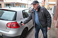 Fährt mit LPG: Hubert Freitag am Tankstutzen seines Autogas-Golfs.&nbsp;