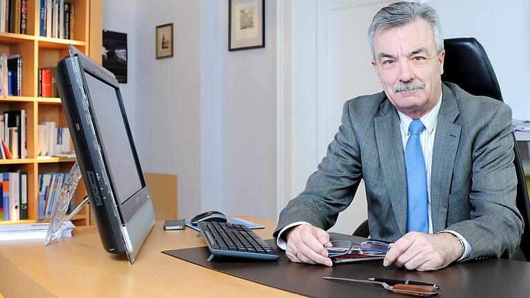 So kannte man ihn an seinem Schreibtisch in der Handwerkskammer für Unterfranken: Rolf Lauer, Hauptgeschäftsführer von 2005 bis 2017. Er starb am Mittwoch im Alter von 68 Jahren. So kannte man ihn an seinem Schreibtisch in der Handwerkskammer für Unterfranken: Rolf Lauer, Hauptgeschäftsführer von 2005 bis 2017. Er starb am Mittwoch im Alter von 68 Jahren.