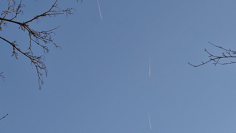 Die Kondensstreifen am Himmel lassen deutlich die Formation der Militärmaschinen, vermutlich Tankflugzeuge, erkennen. Die Kondensstreifen am Himmel lassen deutlich die Formation der Militärmaschinen, vermutlich Tankflugzeuge, erkennen.