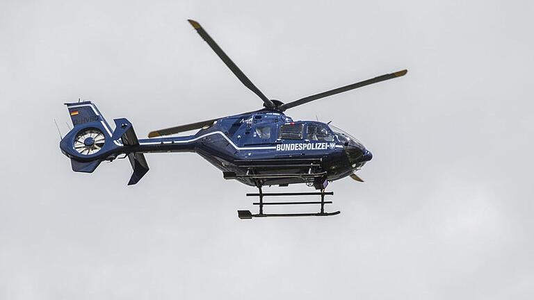 Bei dem stundenlangen Einsatz in der Nacht zum Mittwoch suchte die Polizei Schweinfurt auch mit dem Hubschrauber nach einer 19-jährigen Vermissten (Symbolbild).