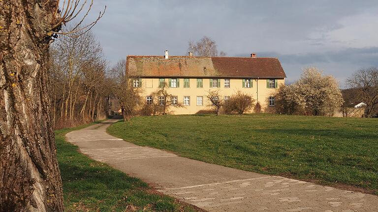 Die hier zu sehende Grünfläche vor dem Schloss und weitere landwirtschaftliche Flächen rechts davon – insgesamt 14.400 Quadratmeter – wollte die Gemeinde Michelau für neue Siedlungs- und Gewerbeflächen opfern.