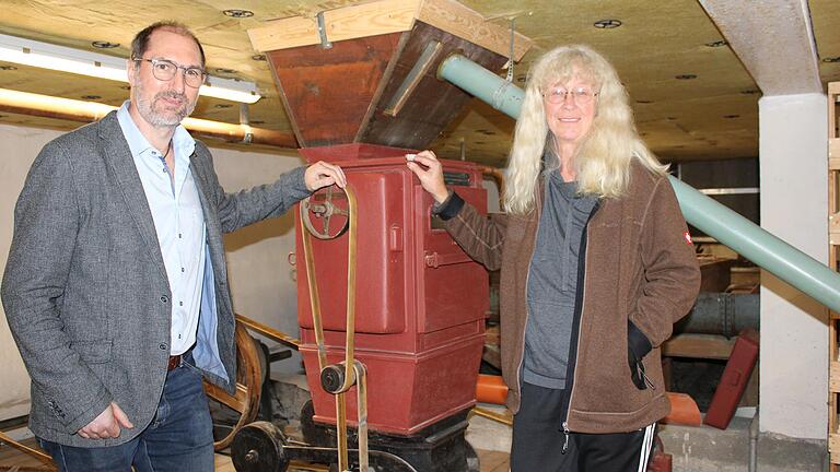 Niederlauer in der Rhön hat noch ein eigenes Brauhaus. Beim Brauhausfest am Wochenende wird der heimische Gerstensaft ausgeschenkt. Im Bild Bürgermeister Holger Schmitt und Ex-Pächterin Conny Federlein. Niederlauer in der Rhön hat noch ein eigenes Brauhaus. Beim Brauhausfest am Wochenende wird der heimische Gerstensaft ausgeschenkt. Im Bild Bürgermeister Holger Schmitt und Ex-Pächterin Conny Federlein.